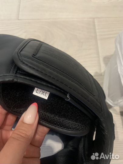 Боксерский шлем с перчатками