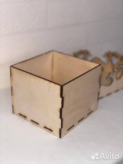 Коробка со съемной крышкой, с резными элементами