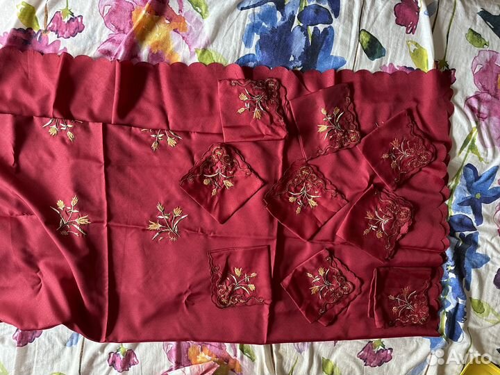 Продам скатерть и салфетки 160*110