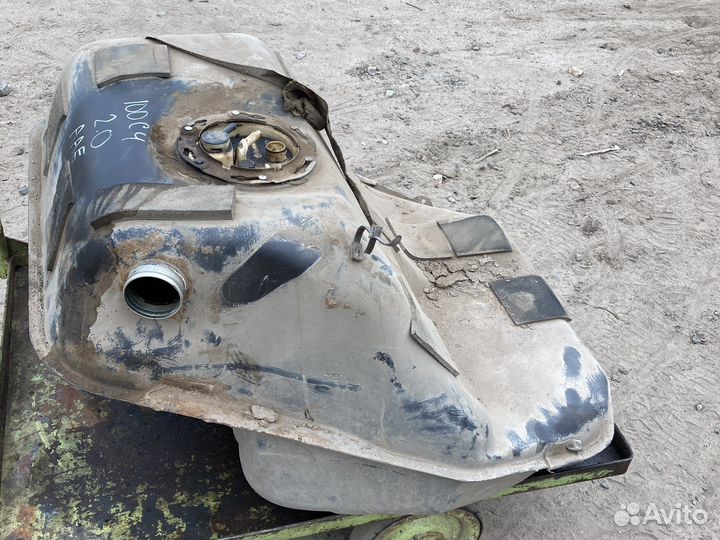 Бензобак ауди 100 С4