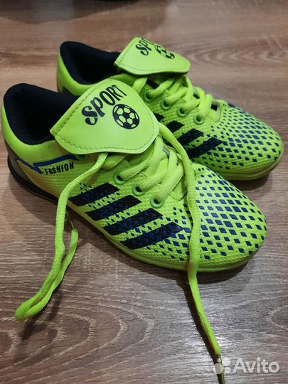 Футбольные бутсы сороконожки