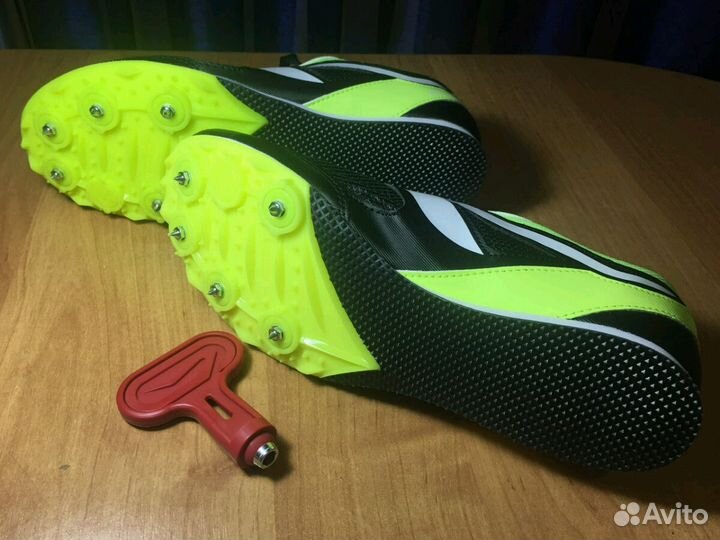 Беговые кроссовки с съёмными шипами