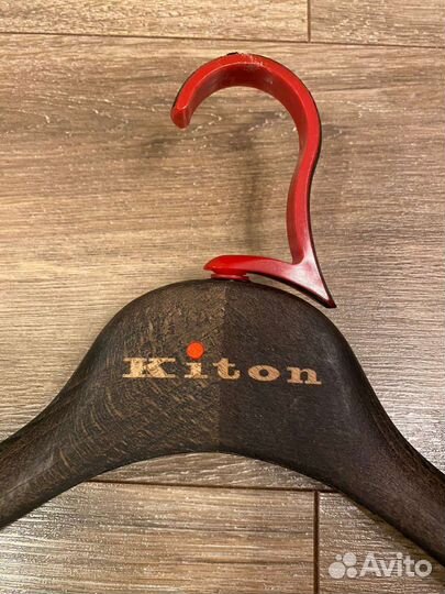 Вешалка Kiton