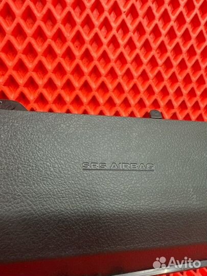 Подушка безопасности в колени передняя правая
