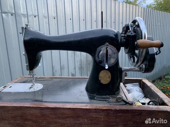 Швейная машинка зингер