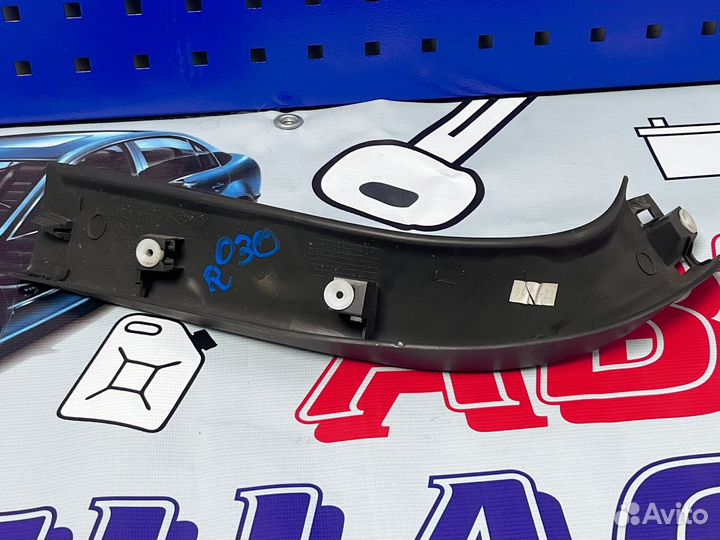 Пластик крышки багажника Renault Меган