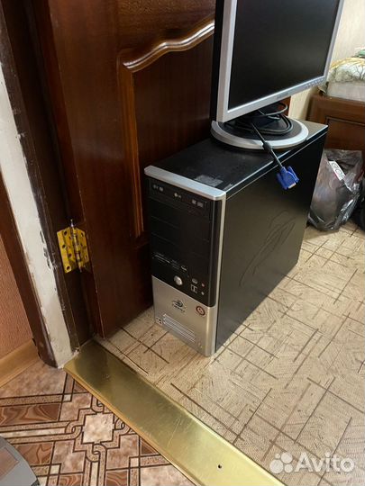 Монитор Samsung и компьютерный блок depo