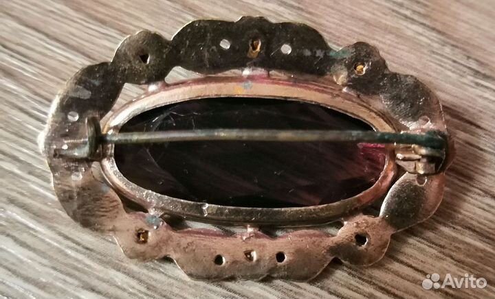 Продам винтажный брошь С камнем