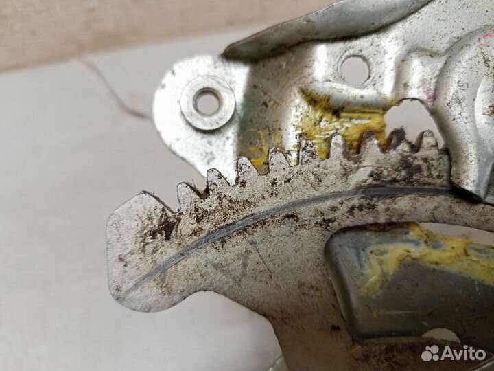 Стеклоподъемник электрический задний правый 698030