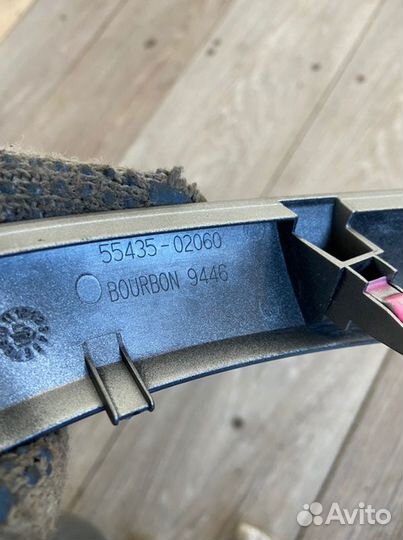 Накладка на торпедо передняя правая Toyota Auris