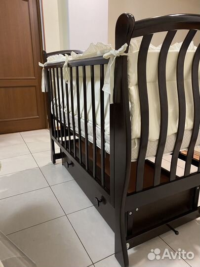 Детская кроватка с маятником