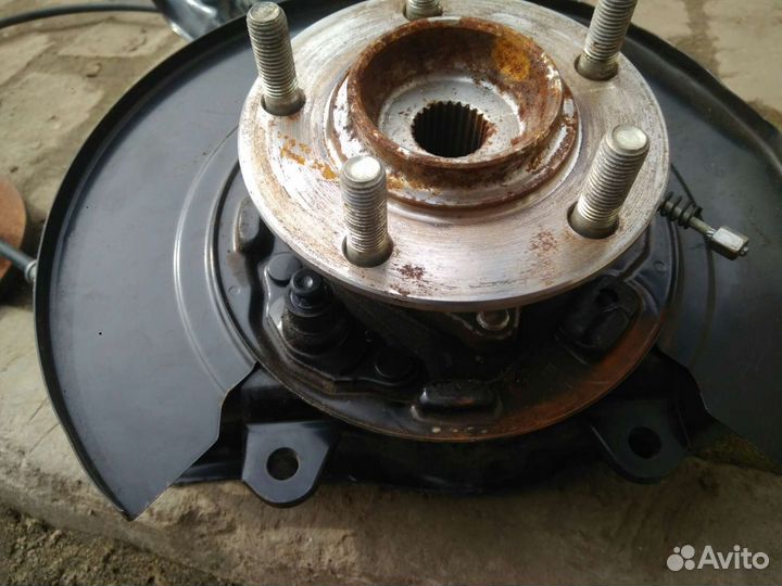 На Mitsubishi Asx задний правый рычаг ступица