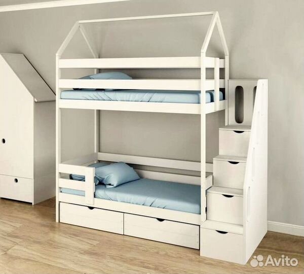 Кровать двухярусная с лестницей комодом