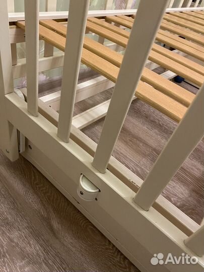 Детская кроватка с маятником