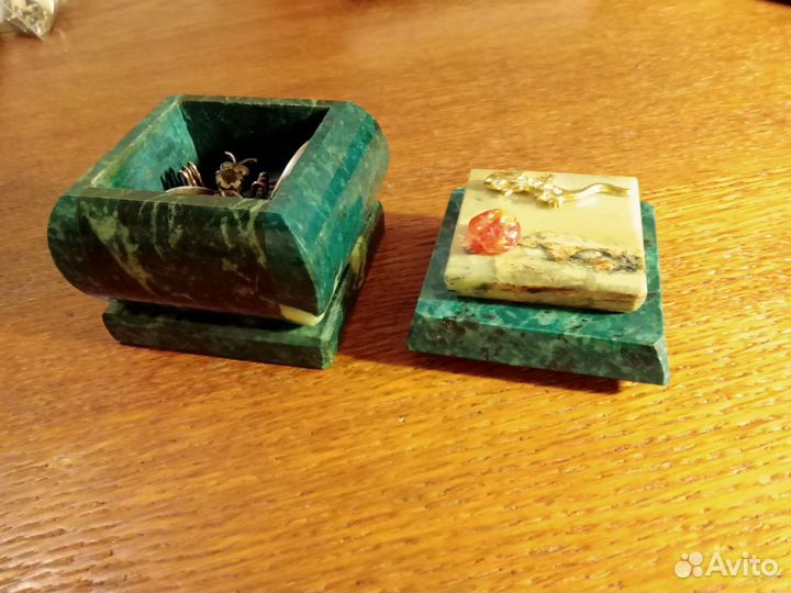 Шкатулка для украшений малахитовая