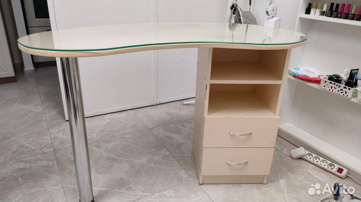 Маникюрный стол