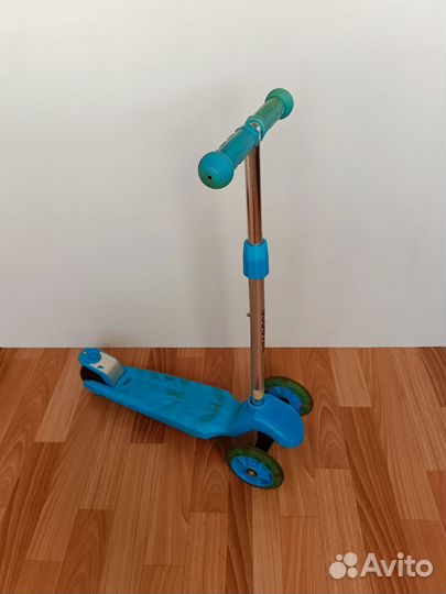 Самокат трехколесный