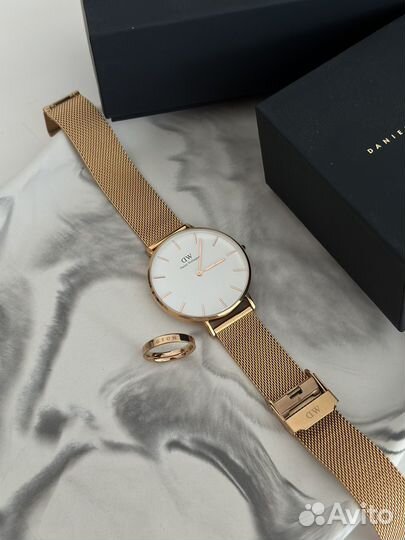 Часы Daniel Wellington и кольцо
