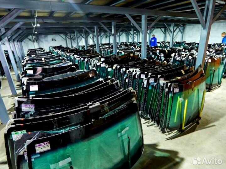 Стекло дверное левое нижнее John Deere