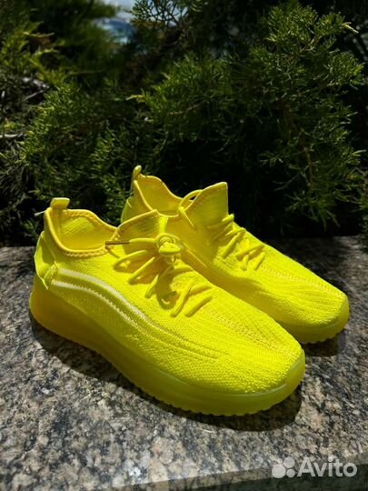 Детские кроссовки изики