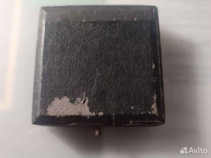 Футляр со значком