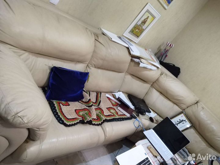 Кожаный диван