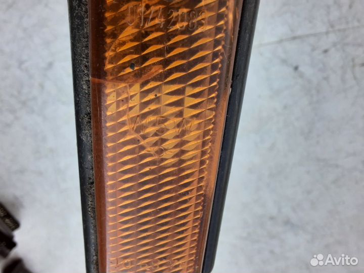 Повторитель на крыло левый желтый BMW 34