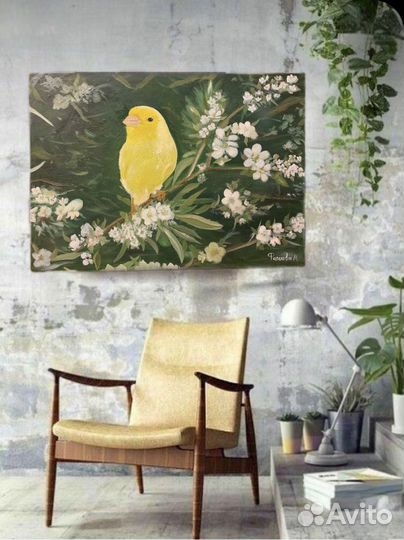 Канарейка на ветке цветущей груши