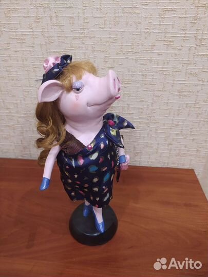 Статуэтка Свинка в платье