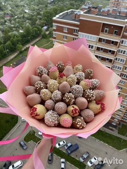 Съедобный букет из клубники в шоколаде «Жемчуг» -М