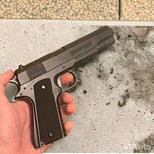 Игрушечный пистолет как настоящий с пульками