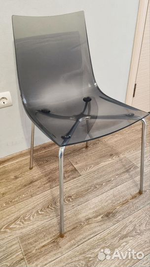 Прозрачный стул