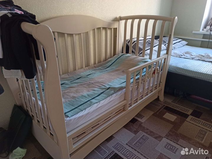 Детская кровать и комод