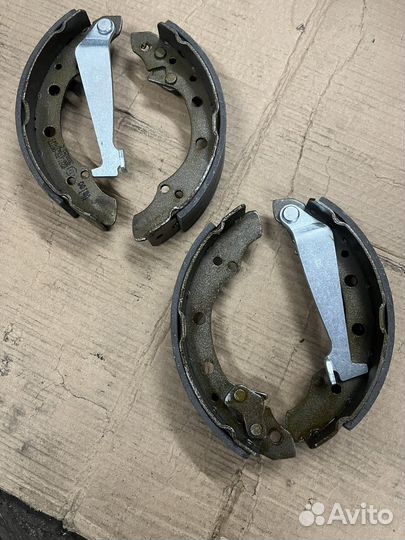 Тормозные колодки задние барабанные на поло седан