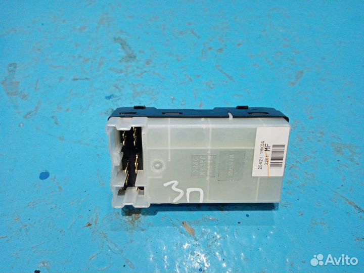 Кнопка стеклоподъёмника задняя правая Infiniti Q70