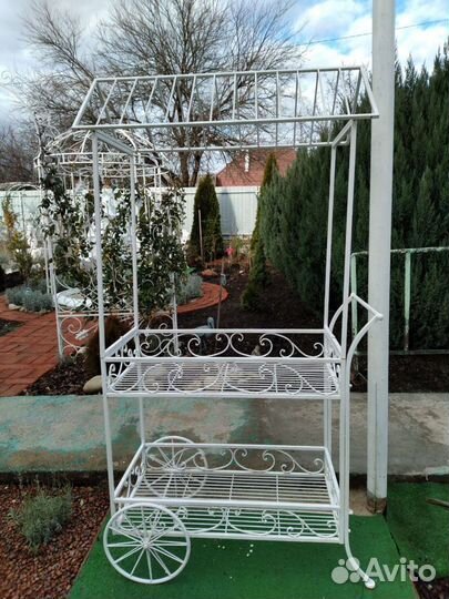 Декоративная кованная тележка, подставка для цвето