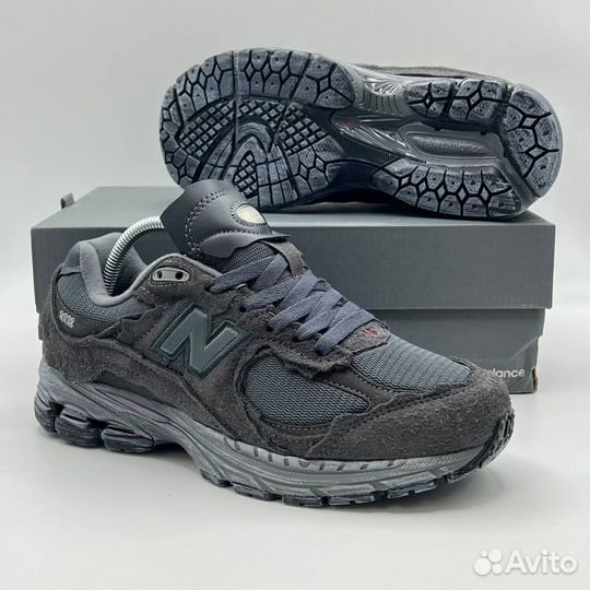 Черные кроссовки New Balance 2002R