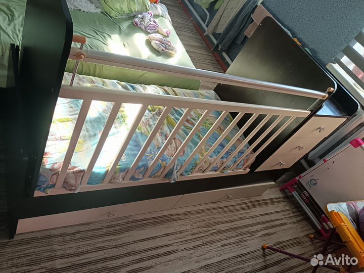 Детская кроватка с маятником и комодом