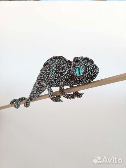 Игрушка сувенир ручной работы хамелеон