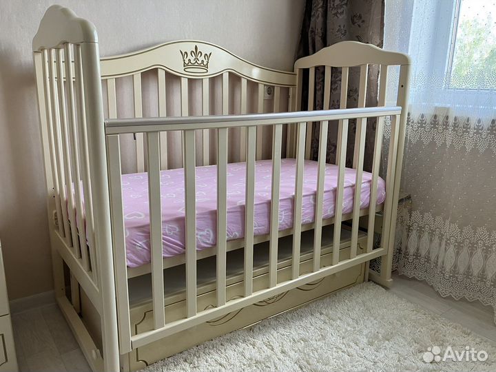 Кровать детская с маятником