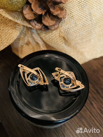 Золотые серьги с голубым топазом и цирконием