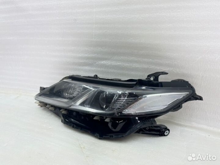 Фара левая Toyota Camry V70 2018-2021