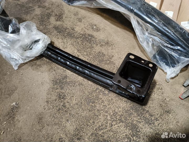 Усилитель бампера на Kia K5 Киа 64900L2000