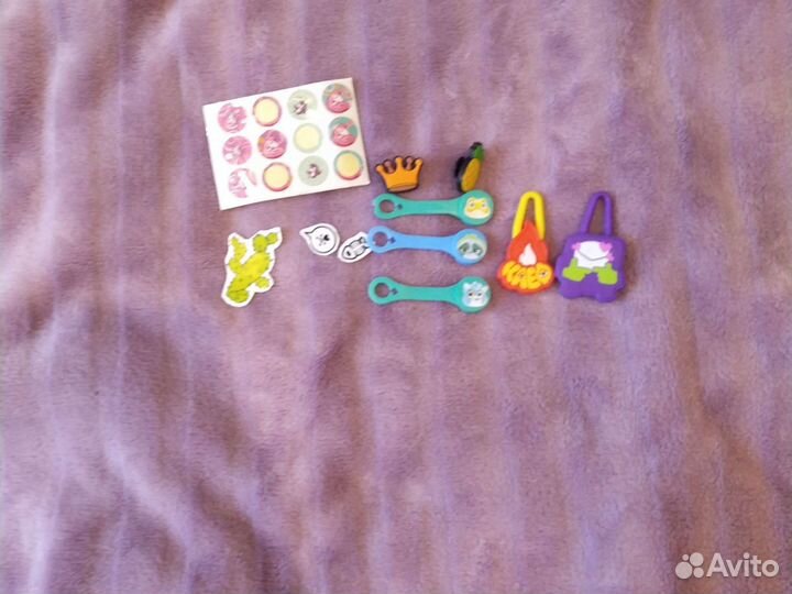 Игрушки и наклейки