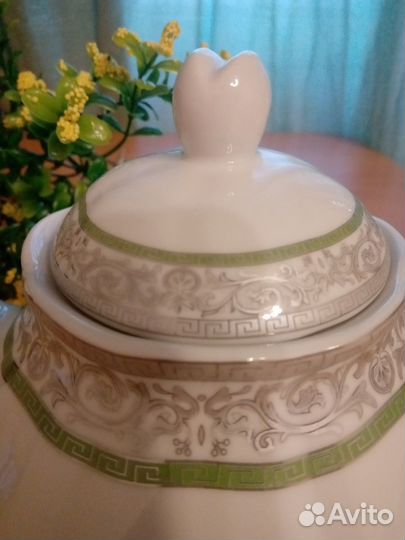 Фарфоровый чайник