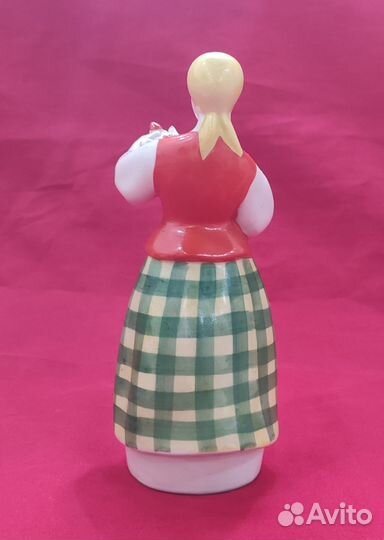 Статуэтка фарфоровая. Девушка с куманцом. СССР