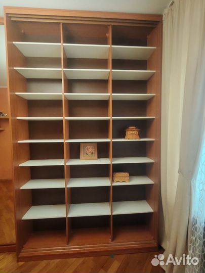 Стеклянный шкаф витрина