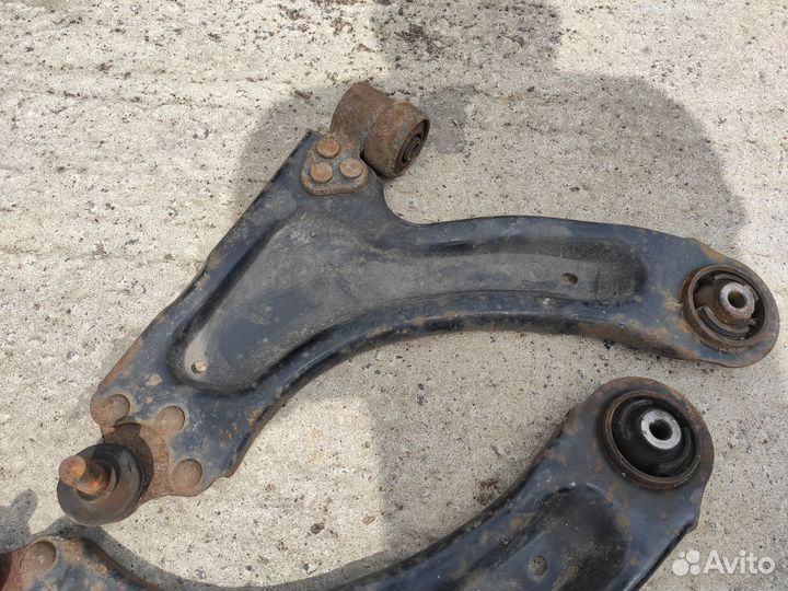 Рычаг подвески передний на Opel Meriva A