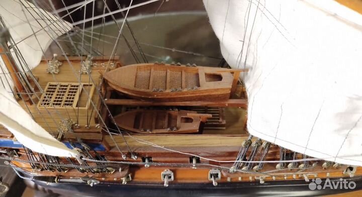 Коллекционная модель корабля из красного кедра
