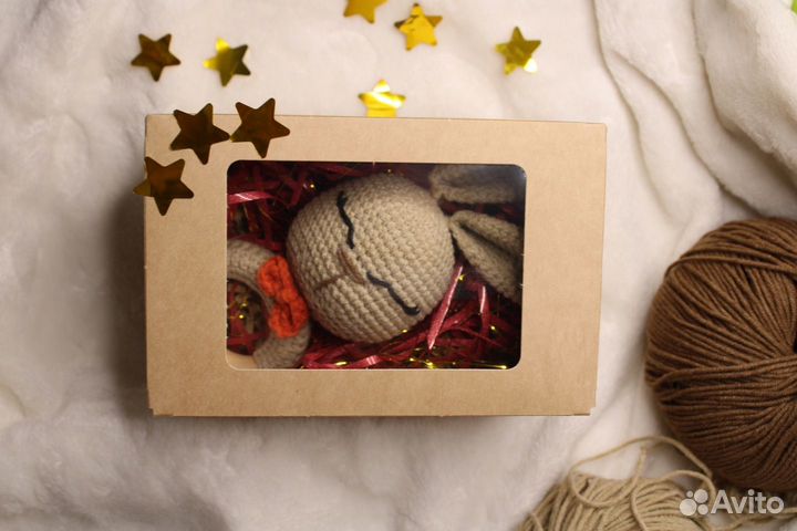 Заяц вязаный (погремушка на деревянном кольце)